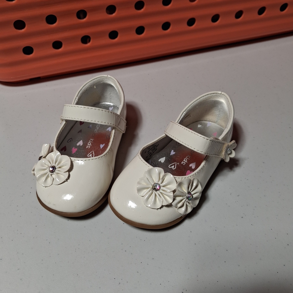 Wonderkids Cream/off white Patent Mary Jane Dress Shoes with Flower Appliqués